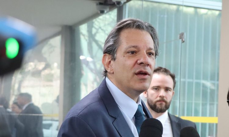 Brasília, (DF) - 29/08/2023 - O ministro da Fazenda, Fernando Haddad, fala a imprensa na chegado ao ministerio. Foto Valter Campanato/EBC