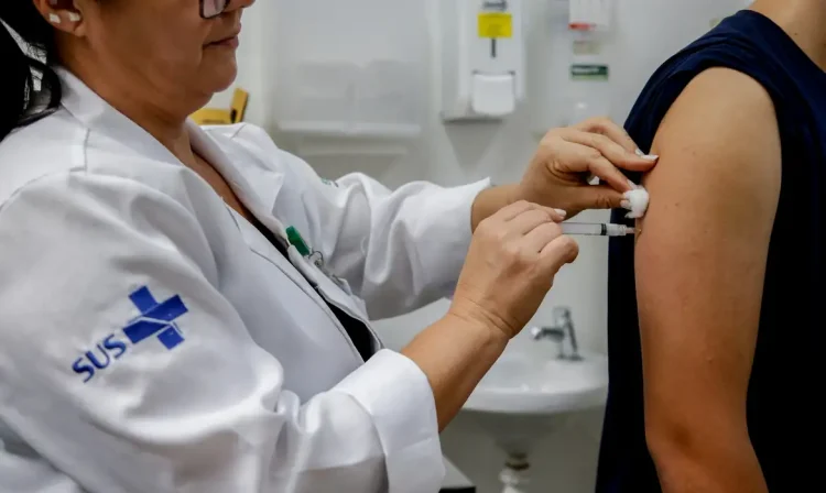 São Paulo 11/04/2024 Prefeitura amplia a vacinação contra a Dengue, serão 471 UBS e AMAs, para crianças e adolescentes entre 10 e 14 anos. Fotos da vacinaçao na UBS do Cambuci. Foto Paulo Pinto/Agência Brasil