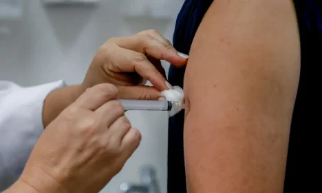 São Paulo 11/04/2024 Prefeitura amplia a vacinação contra a Dengue, serão 471 UBS e AMAs, para crianças e adolescentes entre 10 e 14 anos. Fotos da vacinaçao na UBS do Cambuci. Foto Paulo Pinto/Agência Brasil