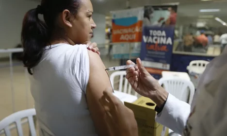 São Paulo SP, 30/08/2023,  A Secretaria Municipal da Saúde (SMS), por meio do Programa Municipal de Imunizações (PMI), realiza as ações de vacinação extramuro contra Covid-19 e influenza, vírus causador da gripe, nas estações do Metrô, da Companhia Paulista de Trens Metropolitanos (CPTM) e em terminais de ônibus, que ocorre em todas as regiões da cidade. Foto: Paulo Pinto/ Agência Brasil