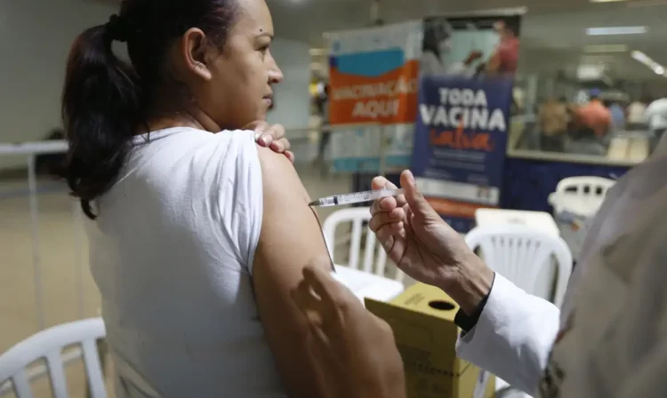São Paulo SP, 30/08/2023,  A Secretaria Municipal da Saúde (SMS), por meio do Programa Municipal de Imunizações (PMI), realiza as ações de vacinação extramuro contra Covid-19 e influenza, vírus causador da gripe, nas estações do Metrô, da Companhia Paulista de Trens Metropolitanos (CPTM) e em terminais de ônibus, que ocorre em todas as regiões da cidade. Foto: Paulo Pinto/ Agência Brasil
