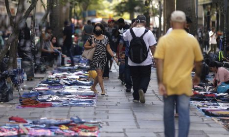 Pessoas caminham entre vendedores ambulantes vendendo suas mercadorias no centro do Rio de Janeiro, Brasil, 1º de setembro de 2020. REUTERS / Ricardo Moraes