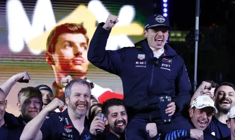 Formula One F1 - Las Vegas Grand Prix - Las Vegas Strip Circuit, Las Vegas, Nevada, United States - November 24, 2024 Red Bull's Max Verstappen celebrates with team after winning the 2024 F1 world championship title REUTERS/Evelyn Hockstein