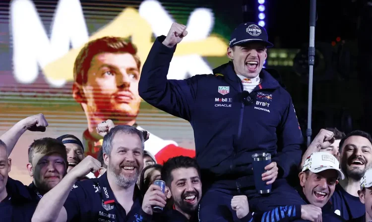 Formula One F1 - Las Vegas Grand Prix - Las Vegas Strip Circuit, Las Vegas, Nevada, United States - November 24, 2024 Red Bull's Max Verstappen celebrates with team after winning the 2024 F1 world championship title REUTERS/Evelyn Hockstein