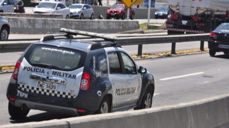 Polícia Militar isolou a área onde homem foi encontrado morto. Foto: José Aldenir/Agora RN.