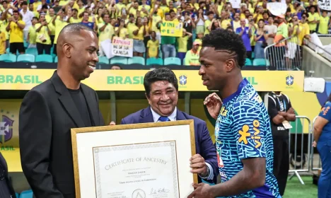 Vini Jr recebe certificado de ancestralidade antes de Brasil x Uruguai, na Arena Fonte Nova, em 19/11/2024