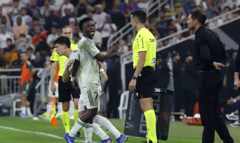 Vinícius Jr, do Real Madrid, e técnido do Atlético de Madri, Diego Simeone, durante partida entre as duas equipes pela semifinal da Supercopa da Espanha na Arábia Saudita
08/01/2026 REUTERS/Vincent West