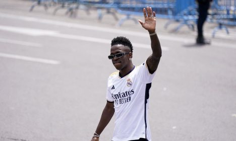 Vinicius Jr acena para torcedores durante comemorações do título espanhol do Real Madrid na temporada 2023/2024
12/05/2024 REUTERS/Ana Beltran