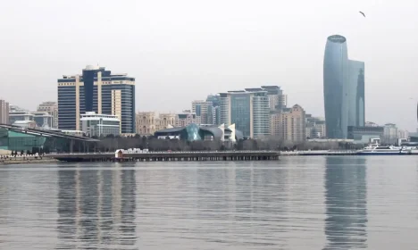 Brasília (DF) -  Frames do episódio deste domingo (16/4) do Caminhos da Reportagem. O tema é o Azerbaijão. -- Vista de Baku a partir do Mar Cáspio. Foto: TV Brasil