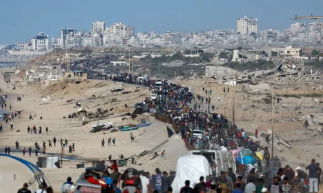 Palestinians, who were displaced to the southern part of Gaza at Israel's order during the war, make their way along a road as they return to the north after a ceasefire between Israel and Hamas in Gaza went into effect, in the central Gaza Strip, October 10, 2025. REUTERS/Mahmoud Issa     TPX IMAGES OF THE DAY
