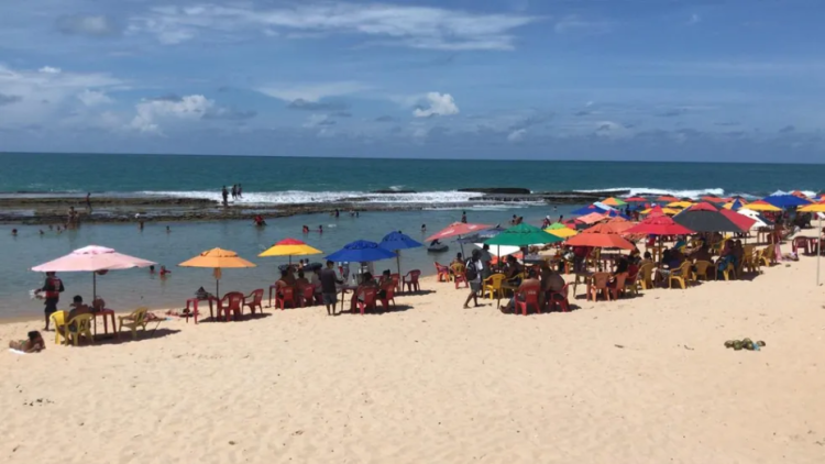 Praia durante o feriado em Natal. Foto: Geraldo Jerônimo/Inter TV Cabugi.