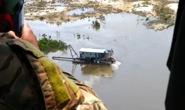 Manaus (AM) - Policia Federal inutiliza balsas de garimpo ilegal com apoio do IBAMA e ocorreu no Vale do Javari/AM
Foto: Policia Federal/Divulgação