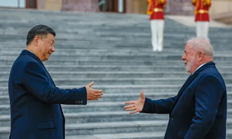 O presidente da China, Xi Jinping (e) recebe no Grande Palácio do Povo, o presidente Luiz Inácio Lula da Silva (d). Neste encontro assinaram uma série de acordos comerciais e de parceria. 
Foto: Ricardo Stuckert/PR