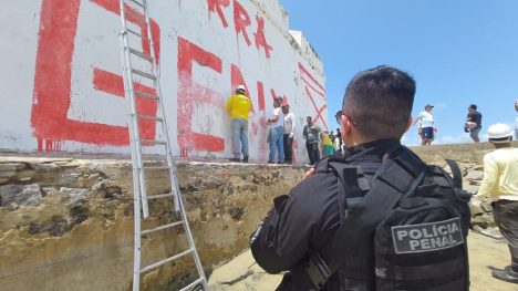 Serviço de recuperação do Forte é feito por detentos; primeira fase consiste em retirada manual da pichação. Foto: Augusto Bezerra / SEAP