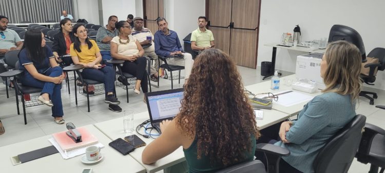 Imagem de uma reunião entre os candidatos a conselheiros tutelares e representantes do Ministério Público do RN.