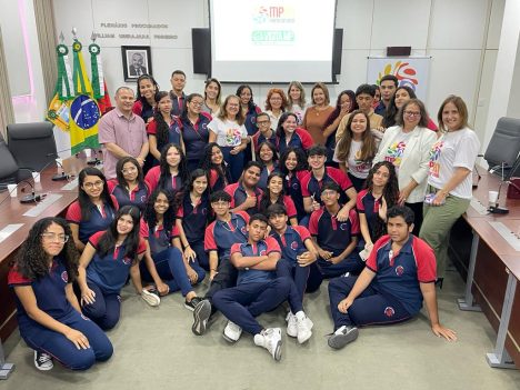 Imagem dos alunos do Centro Profissionalizante Jessé Pinto Freire no Plenário da Procuradoria-Geral de Justiça.