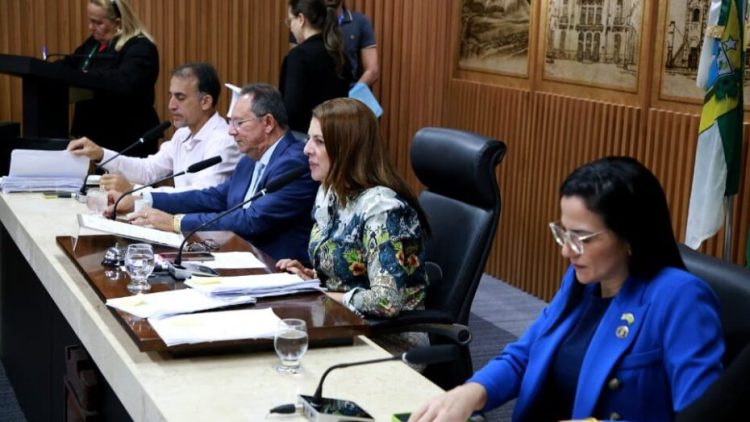 Pelo menos quatro vereadores estiveram presentes durante a reunião na Câmara. Foto: Francisco de Assis.