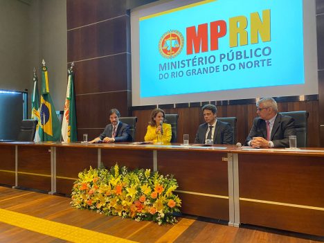 Imagem da procuradora-geral de Justiça, Elaine Cardoso, presidindo a mesa de abertura do XV Encontro de Gestores da Rede Nacional de Laboratórios de Tecnologia Contra Lavagem de Dinheiro.