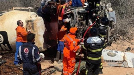 Motorista sendo salvo após ficar preso às ferragens durante acidente. Foto: Corpo de Bombeiros RN.