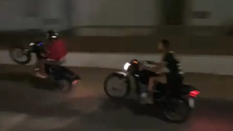 Homens sofrem acidente após empinar moto em alta velocidade. Foto: Reprodução