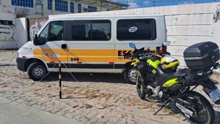 Van escolar ao lado de moto da STTU. Foto: Reprodução/STTU.