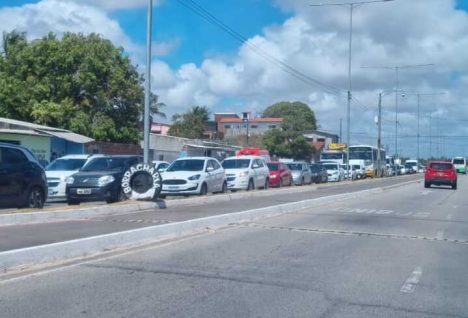 Trânsito na Ponte Newton Navarro na manhã desta sexta-feira 23. Foto: Reprodução.