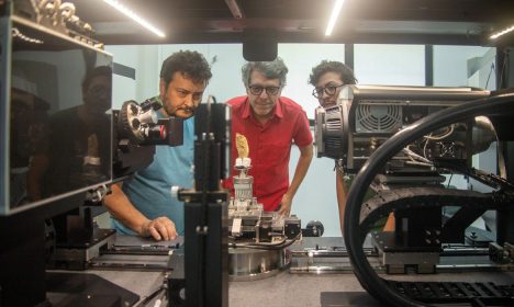 Novo aparelho microtomógrafo do Museu Nacional / UFRJ. Professores José Pombal Jr, Cristiano Moreira e Victor Moreira, técnico responsável pelo equipamento. Foto: Raphael Pizzino/UFRJ