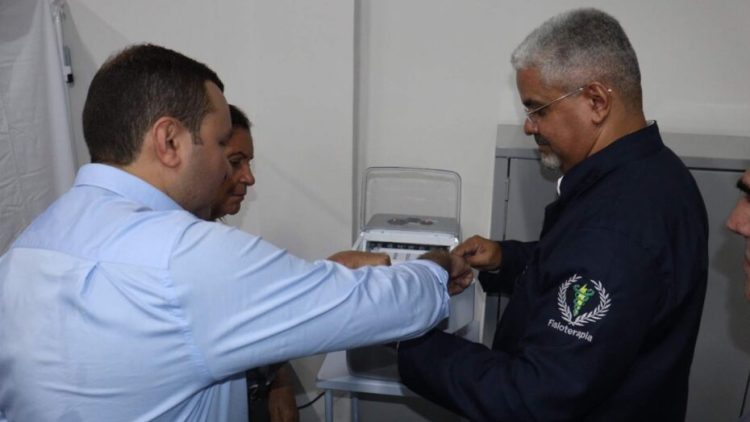 Prefeito de Macaíba, Emídio Jr., durante visita ao Centro de Reabilitação / Foto: divulgação