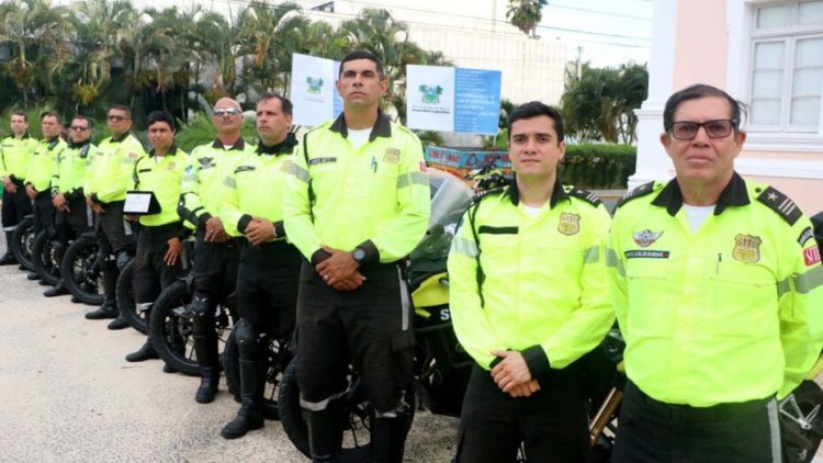 Agentes da STTU a postos para fazer escolta de coração para Natal. Foto: STTU.