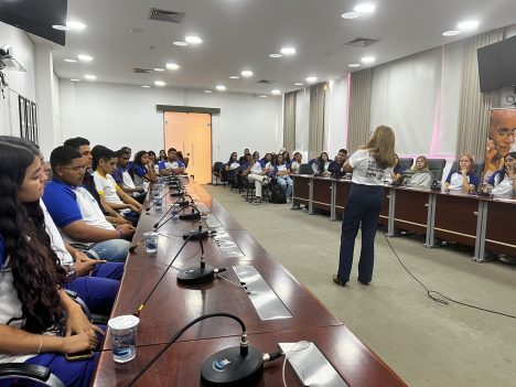 Auditório da PGJ com alunos sentados em cadeiras