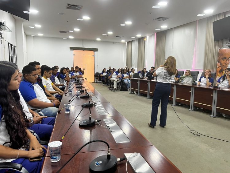 Auditório da PGJ com alunos sentados em cadeiras