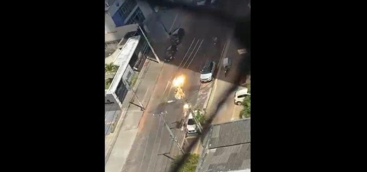 Momento da explosão do poste. Foto: Reprodução