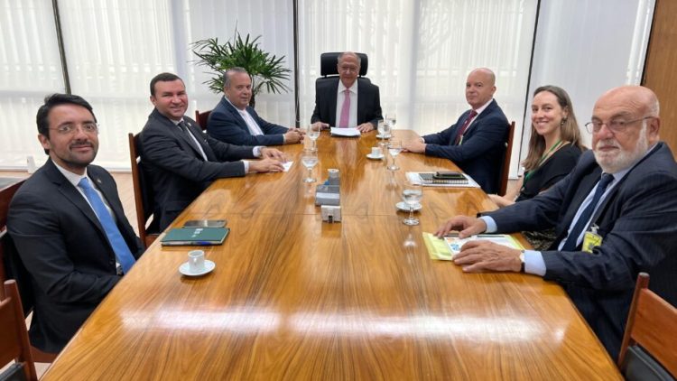 Além do prefeito, participaram da reunião o senador Rogério Marinho, o secretário-executivo do Conselho Nacional de Zonas de Processamento de Exportação (CZPE), Clóvis Ribeiro, e a secretária-adjunta, Luciana Miranda / Foto: divulgação