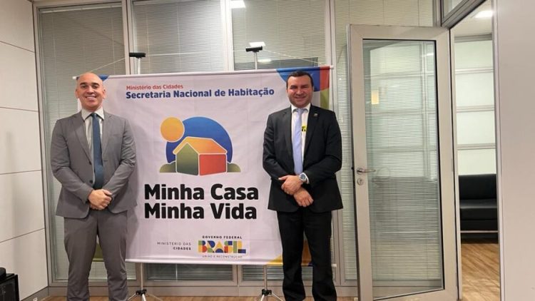 Prefeito de Macaíba, Emídio Júnior, em reunião na Secretaria Nacional de Habitação sobre próximas etapas do Minha Casa Minha Vida. Foto: Divulgação.