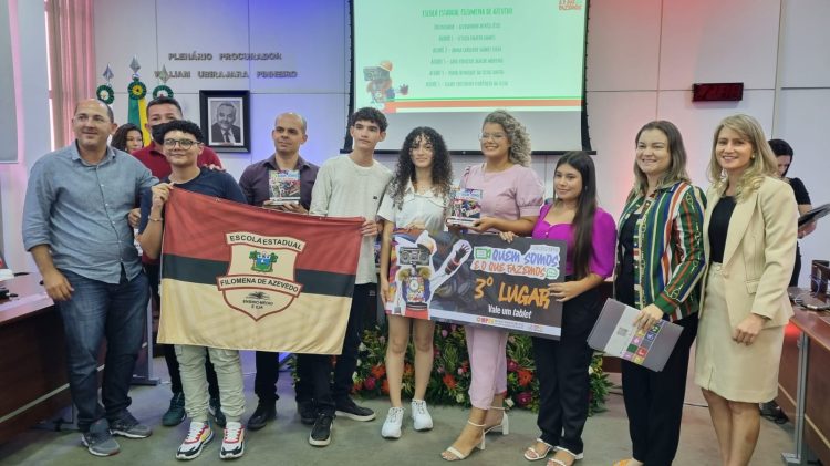 Imagem de estudantes premiados no concurso