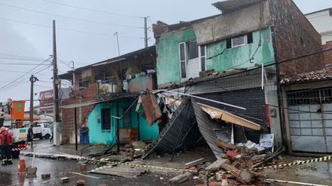 Fachada de casa desaba durante chuvas na Grande Natal. Foto: Foto: Gustavo Brendo/Inter TV Cabugi.