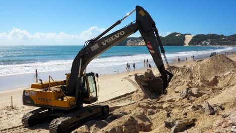 Pesquisadores estão acompanhando de perto a seleção de sub bacias no trecho da orla que receberá o muro de contenção e a engorda. Foto: Cícero Oliveira – Agecom/UFRN.