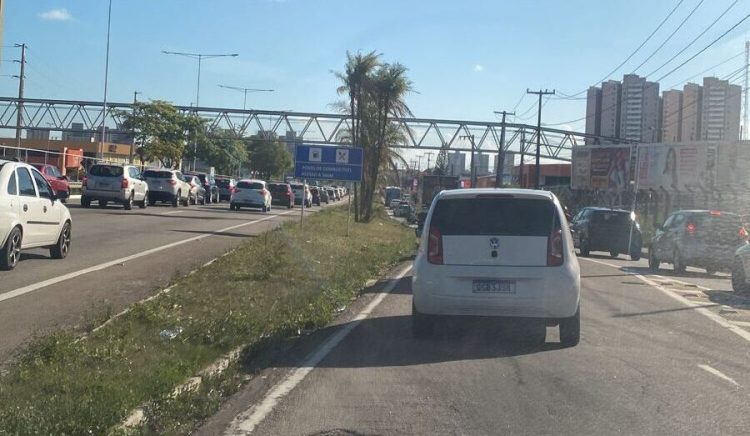 Trânsito travado na BR 101 após acidente entre carros. Foto: Reprodução.