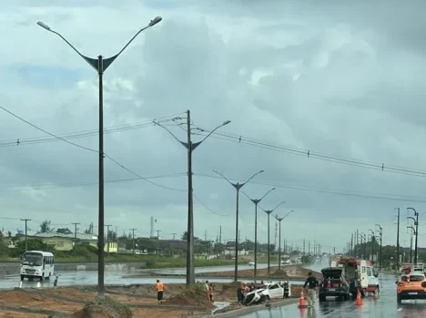 Carro capota na BR-101 Norte na manhã desta quinta e mulher fica ferida - Foto: Reprodução