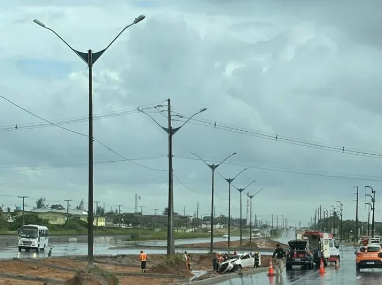 Carro capota na BR-101 Norte na manhã desta quinta e mulher fica ferida - Foto: Reprodução