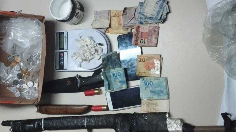 Armas, drogas e outros materiais ilícitos foram apreendidos com suspeitos. Foto: PC RN.