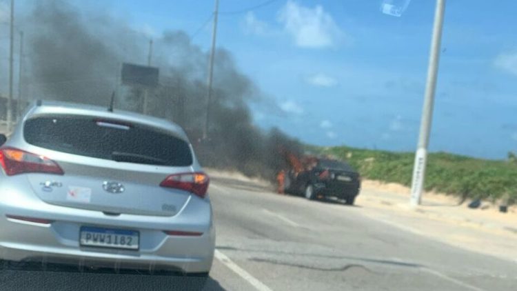 Carro pega fogo na Orla de Natal. Foto: Reprodução.