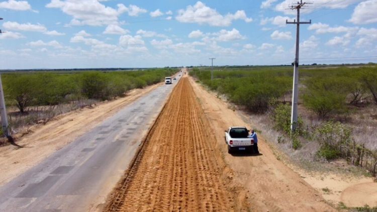 RN 401 é a rodovia responsável pelo escoamento de petróleo e gás que saem da Refinaria Clara Camarão com destino a Natal. Foto: Reprodução/Jonatan Dantas.