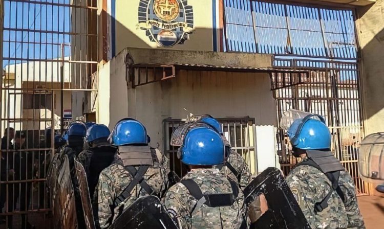 O Ministério da Justiça informa que nesta manhã, por volta das 7h30, um motim eclodiu na Penitenciária Regional de Pedro Juan Caballero, no departamento de Amambay, quando agentes penitenciários se preparavam para realizar um controle ordinário de pavilhões e celas e no Pabellón Católico Alta pessoas privadas de liberdade se opuseram ao procedimento.

Diante dessa situação, os agentes penitenciários transferiram o PPL Ramón Fariña, suposto líder e líder da área que seria requisitada. Por esse motivo, iniciou-se o motim, o que levou a um confronto entre os próprios presos.
Foi solicitada a intervenção da Polícia Nacional, que agiu rapidamente e em poucas horas o motim foi controlado. Foto: Ministerio de Justicia Paraguay