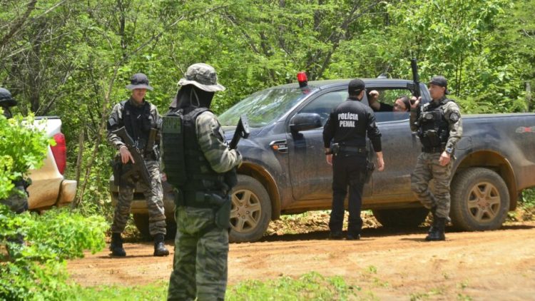 Forças de segurança trabalham em busca de captura de criminosos