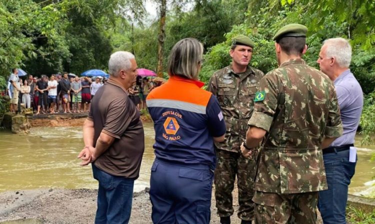 A Prefeitura de Ubatuba, Defesa Civil Municipal e Estadual e o Exército Brasileiro se reuniram hoje, 8, no bairro da Folha Seca para prestar ajuda humanitária à comunidade que ficou isolada com o desabamento da ponte que dá acesso a estrada SP-55. Foto: Defesa Civil Ubatuba/Divulgação