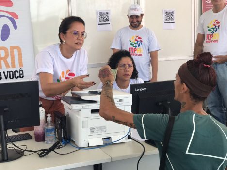 Imagem de servidores do MPRN realizando atendimento à população de Santo Antônio.