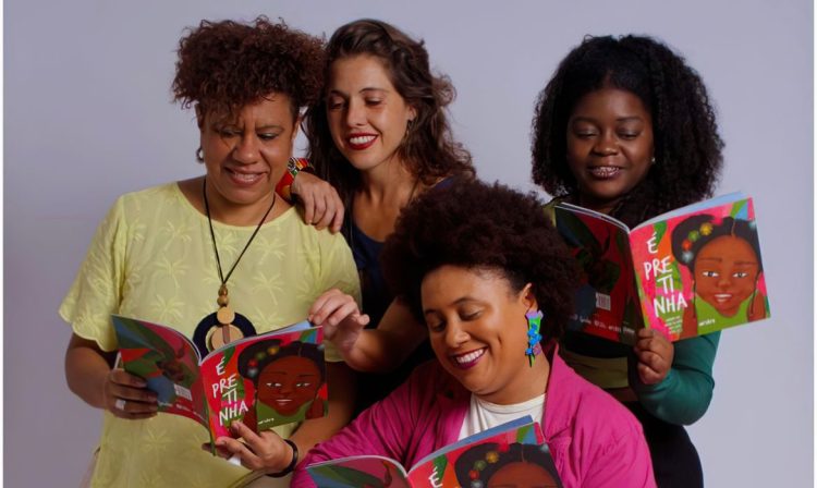 16/04/2024 - Mulheres sambistas lançam livro-disco infantil com protagonista negra. Marina Iris, Manu da Cuica, Tétiiz e Ana Costa. Foto: Pedro Caetano/Divulgação