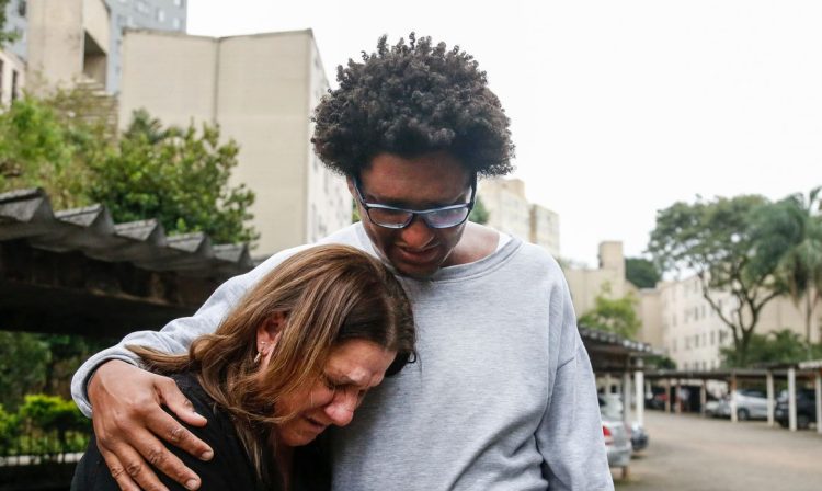 São Paulo-SP, 18/04/2024,  Após passar dois dias preso, o professor de educação física Clayton Ferreira Gomes dos Santos deixou na tarde desta quinta-feira (18), acompanhado de sua esposa Cláudia Gomes, deixam o 26º Distrito Policial (DP), Sacomã a delegacia na Zona Sul de São Paulo. Foto: Paulo Pinto/Agência Brasil