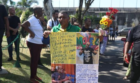 Rio de Janeiro (RJ), 28.04.2024 – Familiares, amigos e fãs se despedem do cantor Anderson Leonardo, do Grupo Molejo. Seu corpo foi velado no Cemitério Jardim da Saudade, no Rio de Janeiro. Foto: Tânia Rêgo/Agência Brasil